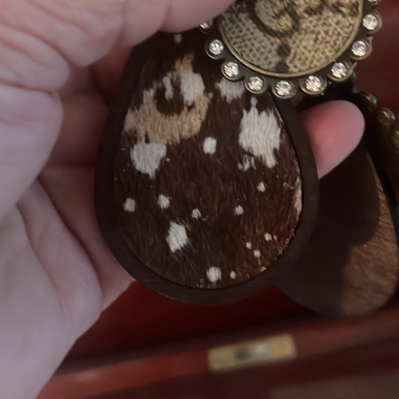💋🎁Gorgeous designer Inspired Cowhide Earrings with wood and animal print detail - Picture 2 of 4